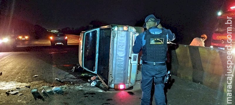 Três pessoas ficam feridas após caminhonete capotar em Dourados Três pessoas ficam feridas após caminhonete capotar em Dourados