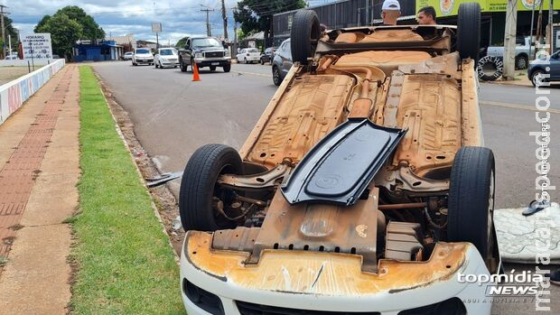 Ultrapassagem na curva causou capotamento e arrastou carro por 30 metros Ultrapassagem na curva causou capotamento e arrastou carro por 30 metros