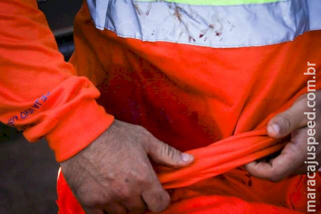 A caminho do trabalho, homem reage a assalto e é esfaqueado em ponto de ônibus em MS A caminho do trabalho, homem reage a assalto e é esfaqueado em ponto de ônibus em MS