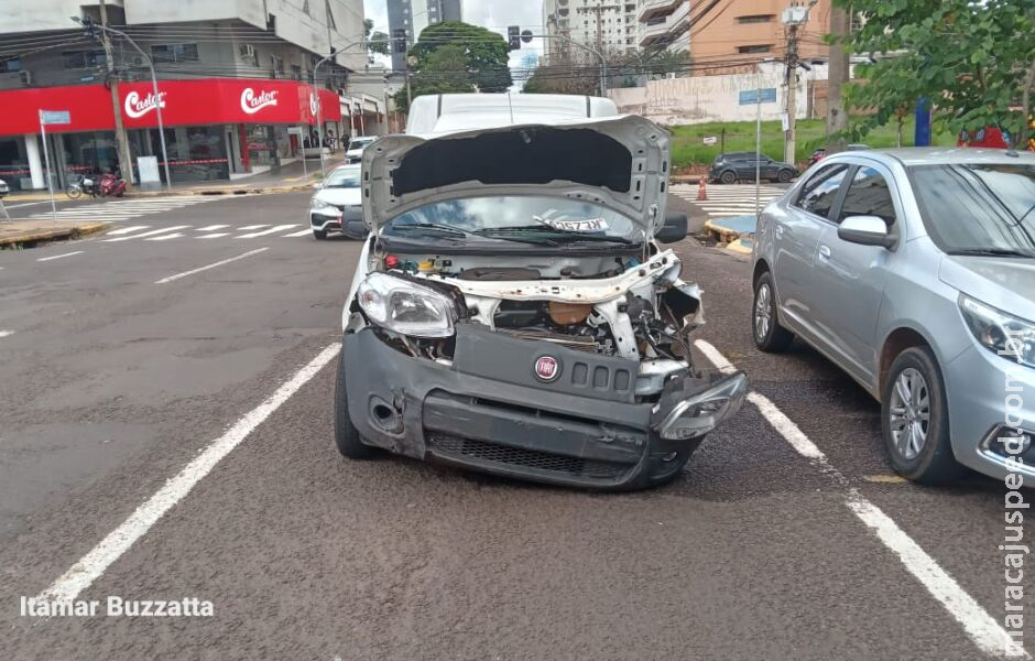 Acidente em cruzamento deixa mulher ferida na área central de Campo Grande