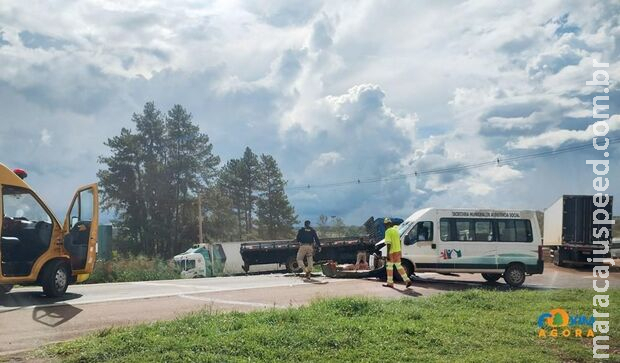 Batida entre van e caminhão deixa mulher ferida na BR-163, em Rio Verde Batida entre van e caminhão deixa mulher ferida na BR-163, em Rio Verde