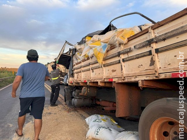 Batida entre veículos espalha soja em rodovia e deixa trânsito lento na MS-276