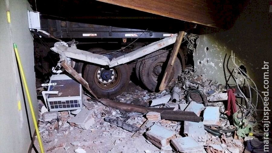Carreta invade casa em bairro de Dourados e duas pessoas ficam feridas Carreta invade casa em bairro de Dourados e duas pessoas ficam feridas
