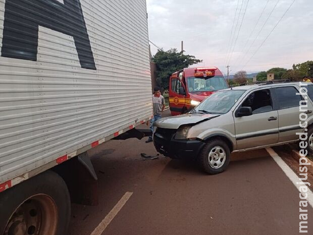 Carro acerta caminhão estacionado e motorista fica ferido em Anastácio Carro acerta caminhão estacionado e motorista fica ferido em Anastácio
