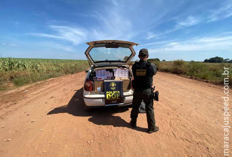 Casal é flagrado com carro "recheado" de cigarros contrabandeados Casal é flagrado com carro "recheado" de cigarros contrabandeados