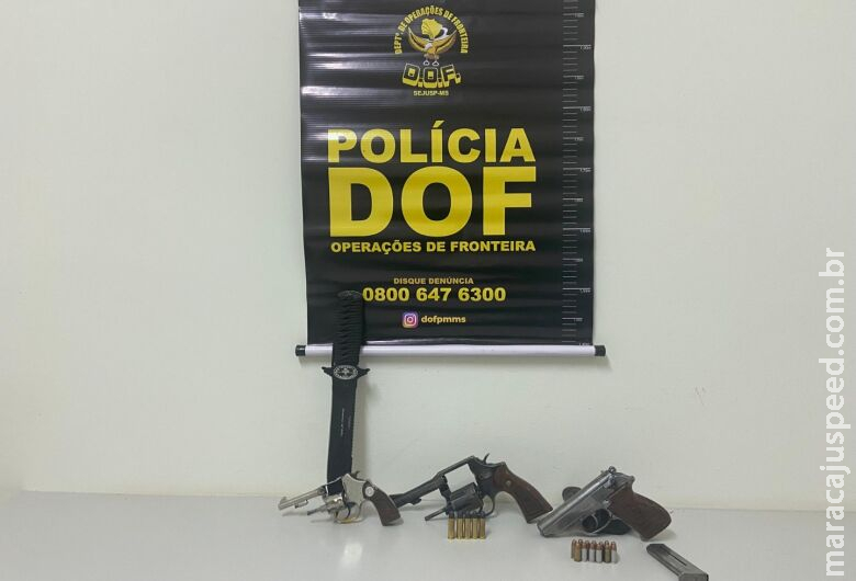 Casal é preso com revólveres, pistola e munições Casal é preso com revólveres, pistola e munições