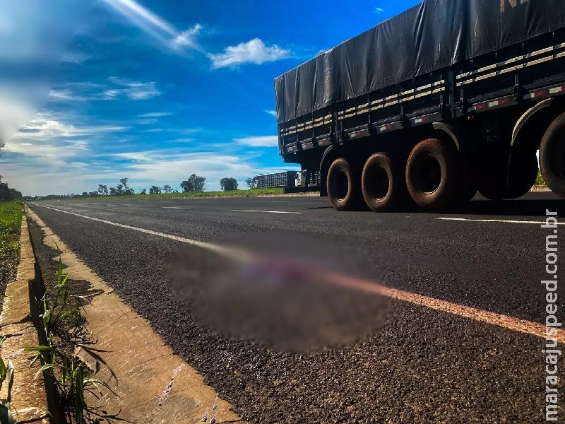 Celular de homem encontrado morto com tiro na cabeça ao lado de carro é periciado