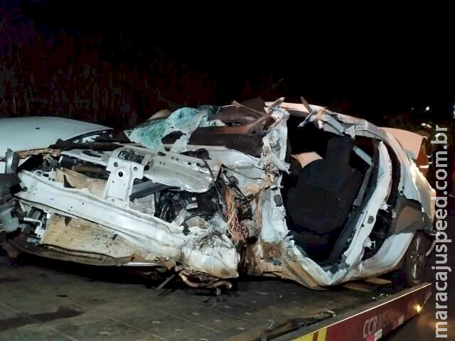 Colisão com caminhão-guincho deixa duas pessoas gravemente feridas Colisão com caminhão-guincho deixa duas pessoas gravemente feridas