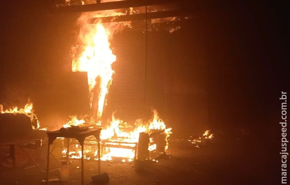Comércio invadido pega fogo e fica completamente destruído em Três Lagoas Comércio invadido pega fogo e fica completamente destruído em Três Lagoas