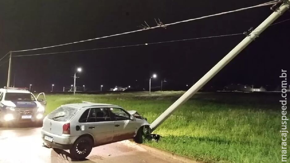 Condutor bate carro em poste de energia e abandona o veículo em Costa Rica