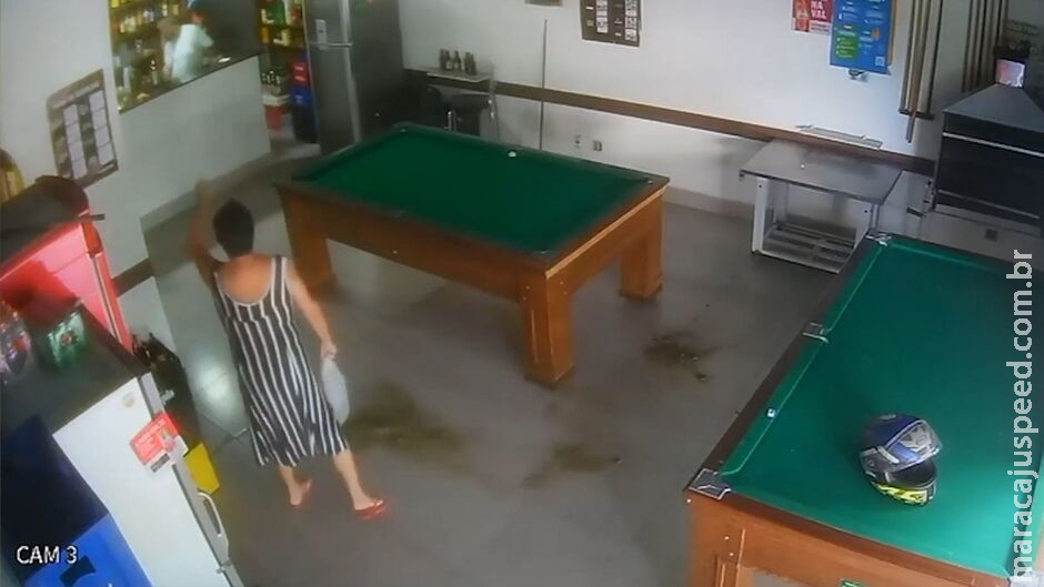 Dono de bar atingido por fezes relata ameaça: Dono de bar atingido por fezes relata ameaça: