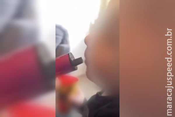 Duas mulheres são investigadas após fazer vídeos de bebê fumando vape Duas mulheres são investigadas após fazer vídeos de bebê fumando vape