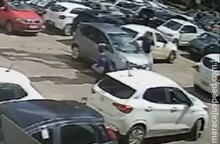 Em fúria, homem destrói vidros de carro que fechava vaga