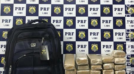 Em Sidrolândia, PRF captura 29 tabletes de maconha na mochila de um menor de idade Em Sidrolândia, PRF captura 29 tabletes de maconha na mochila de um menor de idade