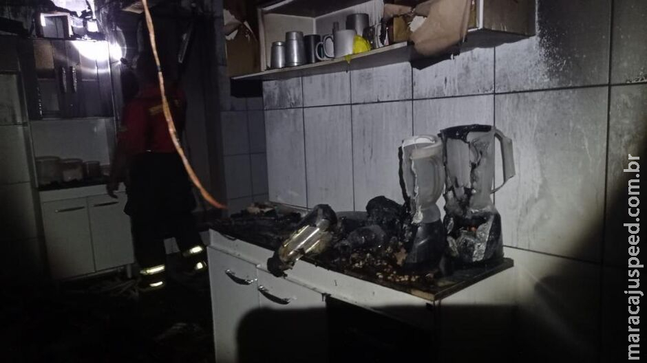 Família pula muro para se salvar de incêndio em Bataguassu Família pula muro para se salvar de incêndio em Bataguassu