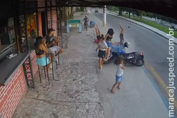 Grávida é atropelada por moto e faz parto de emergência Grávida é atropelada por moto e faz parto de emergência