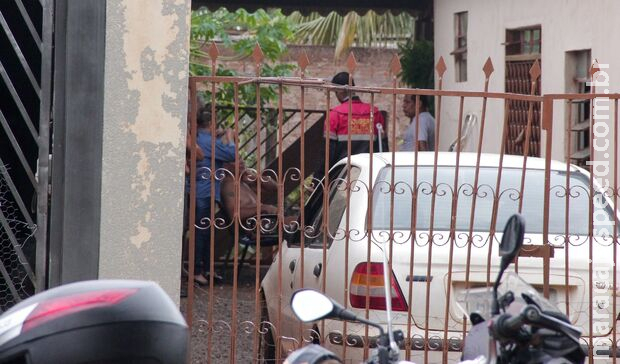 Homem cai do telhado ao subir para fazer reparo após chuva no Jockey Club Homem cai do telhado ao subir para fazer reparo após chuva no Jockey Club