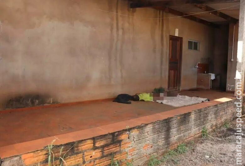 Homem é encontrado morto em varanda de casa abandonada Homem é encontrado morto em varanda de casa abandonada