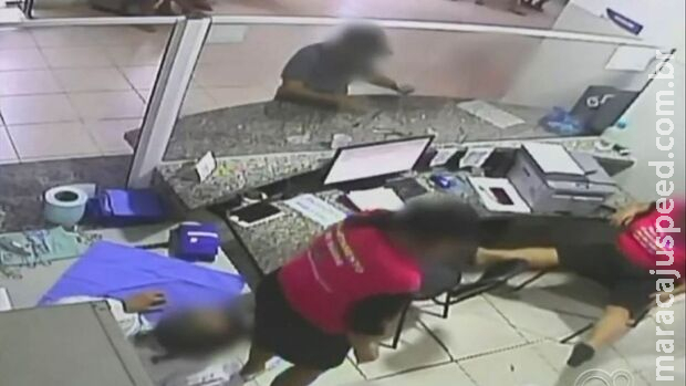 Homem joga mais de 10 escorpiões em recepcionistas de hospital