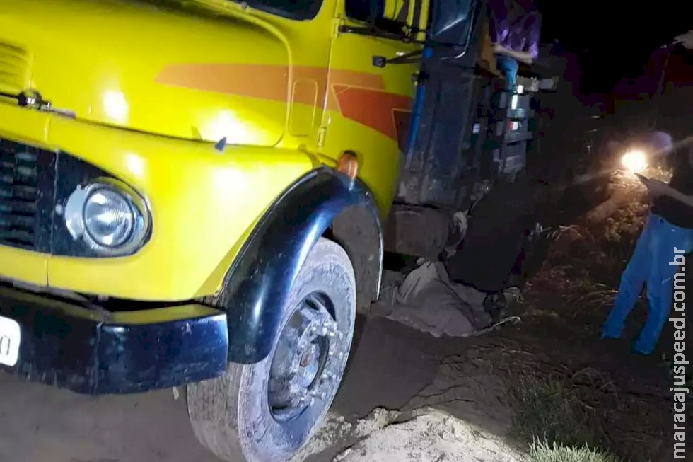 Homem pula de caminhão em movimento e morre atropelado Homem pula de caminhão em movimento e morre atropelado