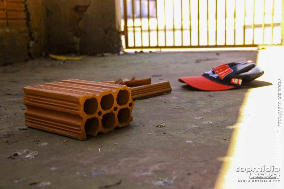Idoso leva tijolada na cabeça após desentendimento com vizinhos em Água Clara Idoso leva tijolada na cabeça após desentendimento com vizinhos em Água Clara