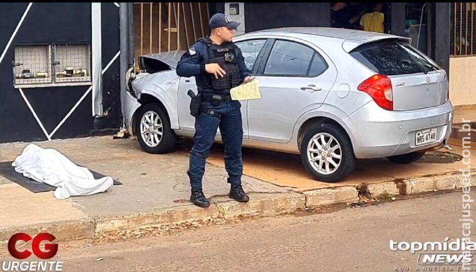 Idoso passa mal, bate carro em muro de comércios e morre no Coophasul Idoso passa mal, bate carro em muro de comércios e morre no Coophasul