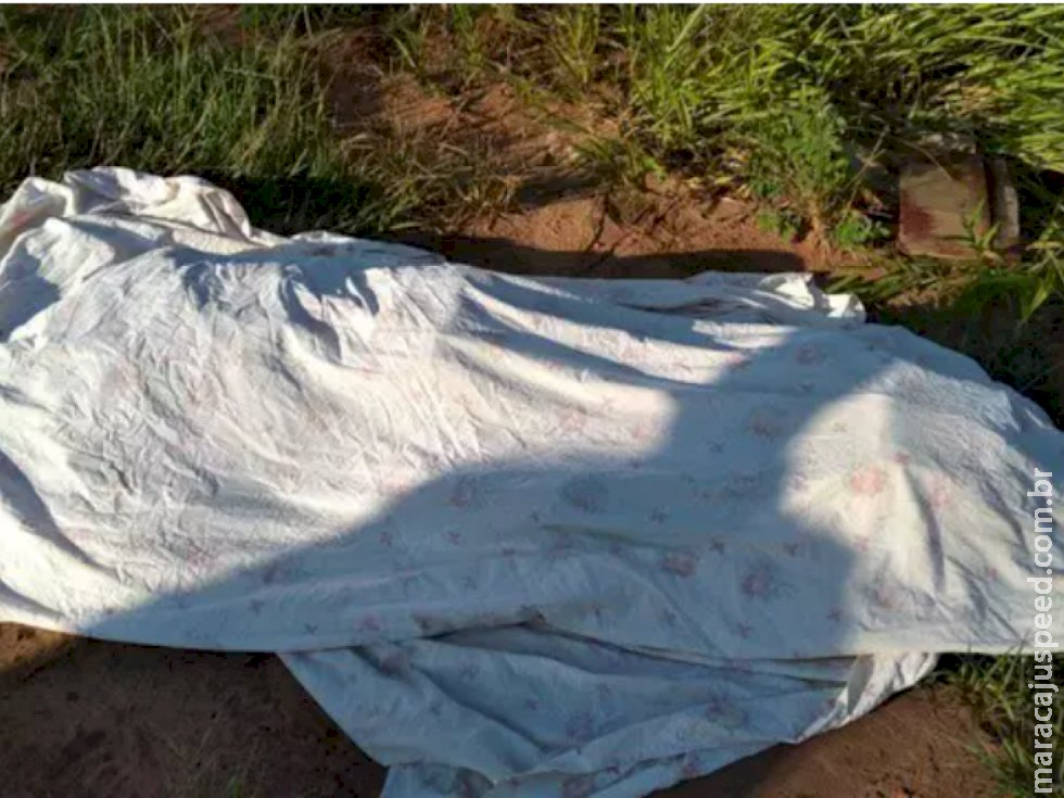 Jovem é encontrada morta na fronteira com ferimentos pelo corpo e sem roupa Jovem é encontrada morta na fronteira com ferimentos pelo corpo e sem roupa
