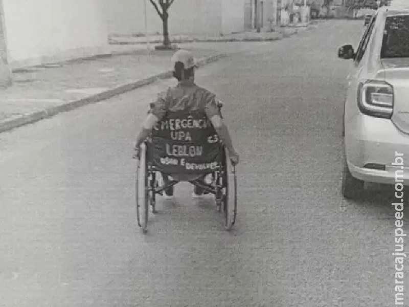 Jovem é flagrado dando voltinha em cadeira de rodas furtada de UPA e vai preso