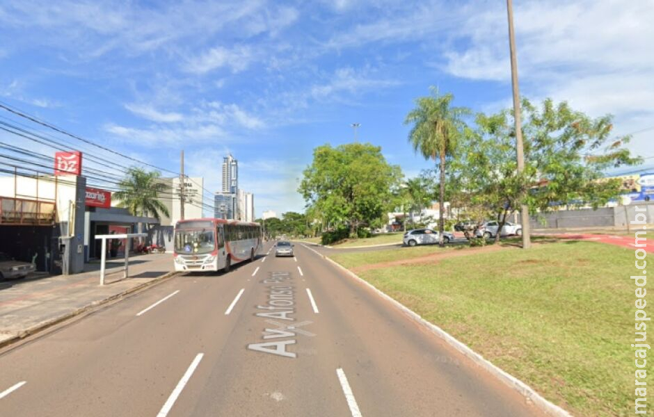 Jovem é nocauteado por estranho enquanto aguardava ônibus na Afonso Pena