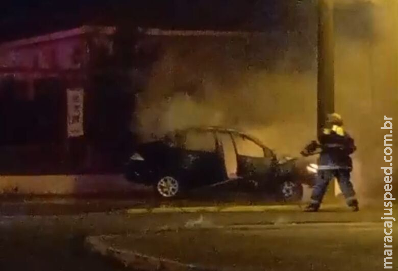 Jovem que teve carro queimado em tentativa de fuga é liberado após pagar fiança Jovem que teve carro queimado em tentativa de fuga é liberado após pagar fiança
