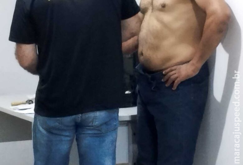 Ladrão tenta fugir com carro, vítimas reagem e acusado acaba preso