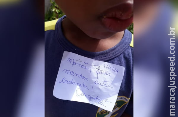 Mãe se revolta após professora grampear bilhete na camiseta do filho Mãe se revolta após professora grampear bilhete na camiseta do filho