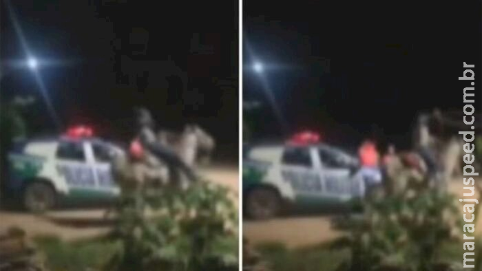 Montado em cavalo, homem tenta laçar policial militar Montado em cavalo, homem tenta laçar policial militar