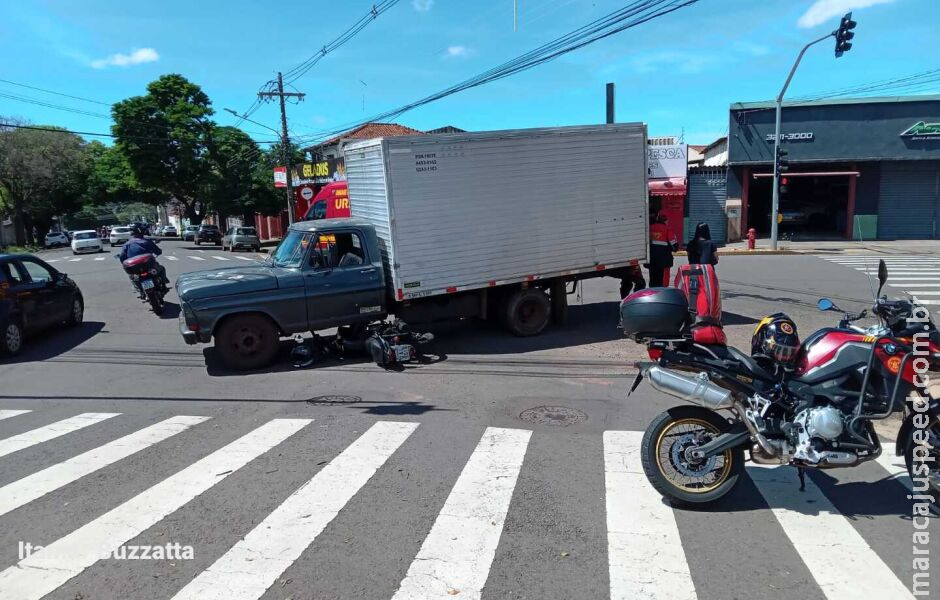 Moto para embaixo de caminhão em acidente de trânsito na Avenida Bandeirantes