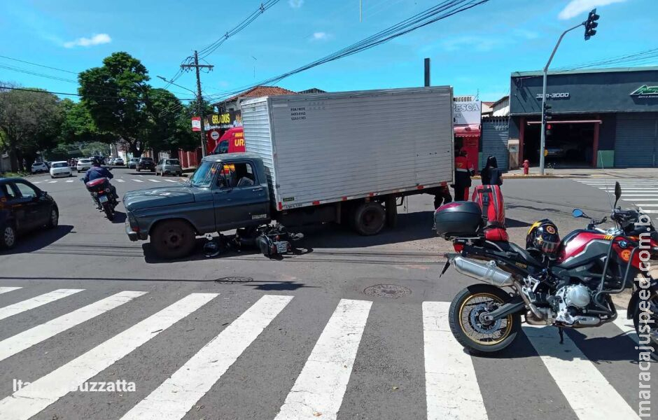 Moto para embaixo de caminhão em acidente de trânsito na Avenida Bandeirantes Moto para embaixo de caminhão em acidente de trânsito na Avenida Bandeirantes