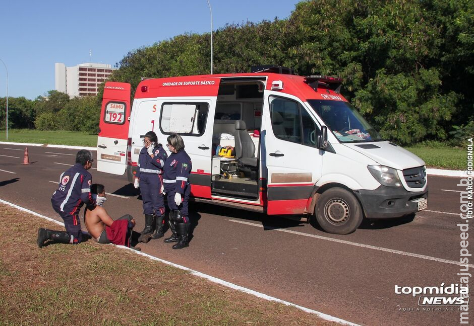 Motociclista em alta velocidade fura bloqueio e atropela trabalhadores no Aero Rancho