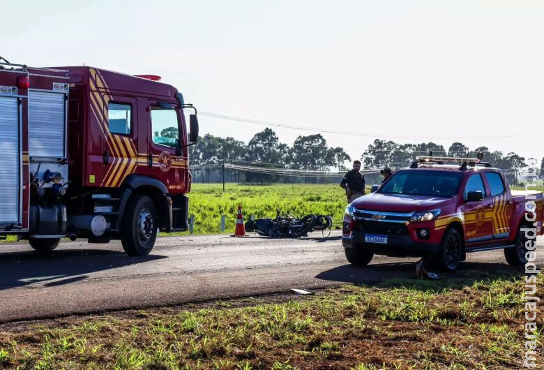 Motociclista morre a caminho do trabalho após colidir contra caminhão Motociclista morre a caminho do trabalho após colidir contra caminhão