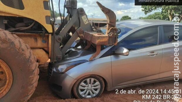 Motorista atola carro e acaba atingida por trator da prefeitura em Ribas do Rio Pardo