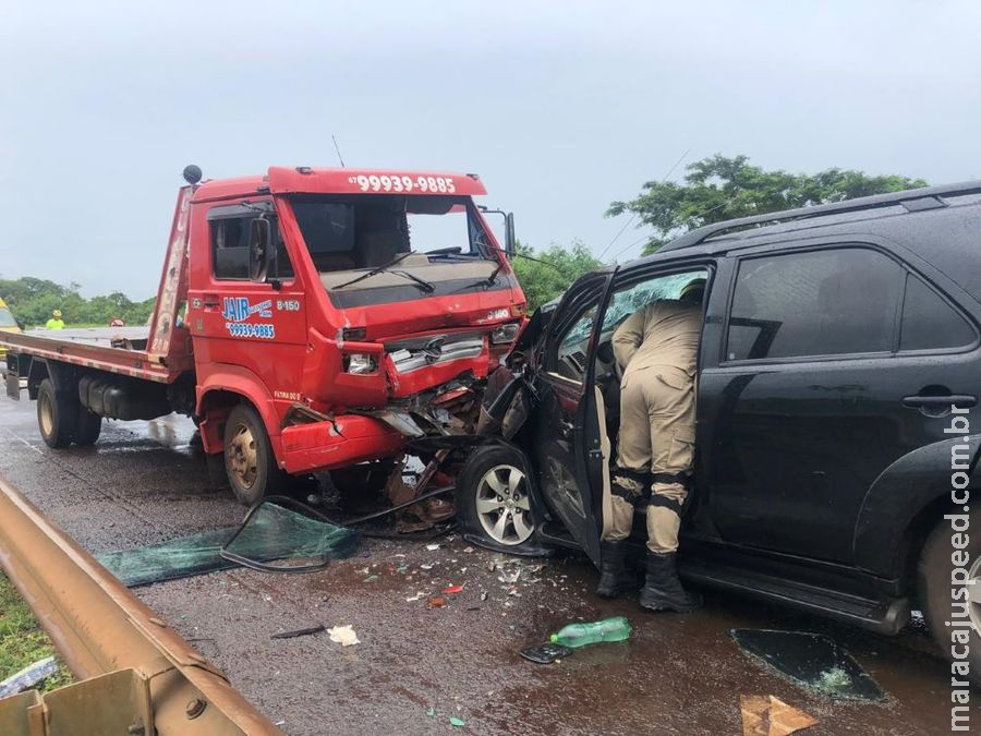 Motorista é ejetado e outro fica preso às ferragens em acidente na BR-163, em Nova Alvorada Motorista é ejetado e outro fica preso às ferragens em acidente na BR-163, em Nova Alvorada