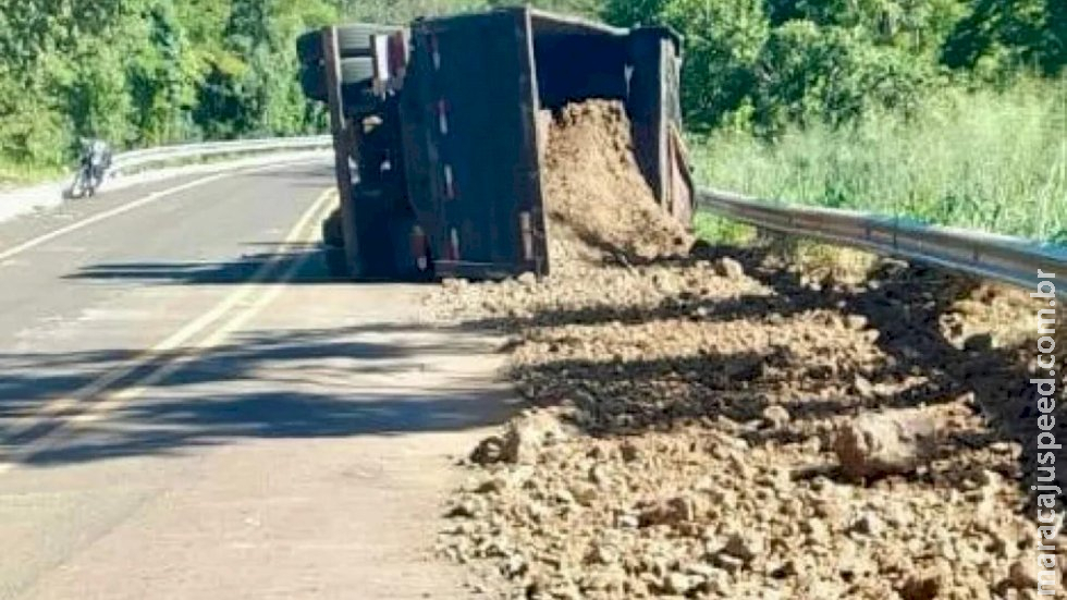 Motorista é socorrido em estado grave após tombar caminhão de cascalho na MS-233 Motorista é socorrido em estado grave após tombar caminhão de cascalho na MS-233