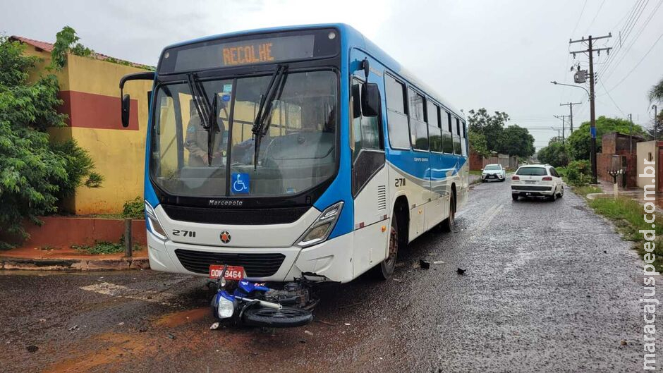 Motorista invade preferencial, bate em motociclista e o joga debaixo de ônibus Motorista invade preferencial, bate em motociclista e o joga debaixo de ônibus