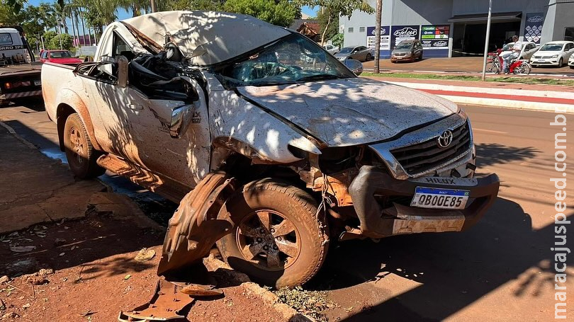 Motorista perde controle e bate caminhonete em traseira de carreta em Rio Brilhante