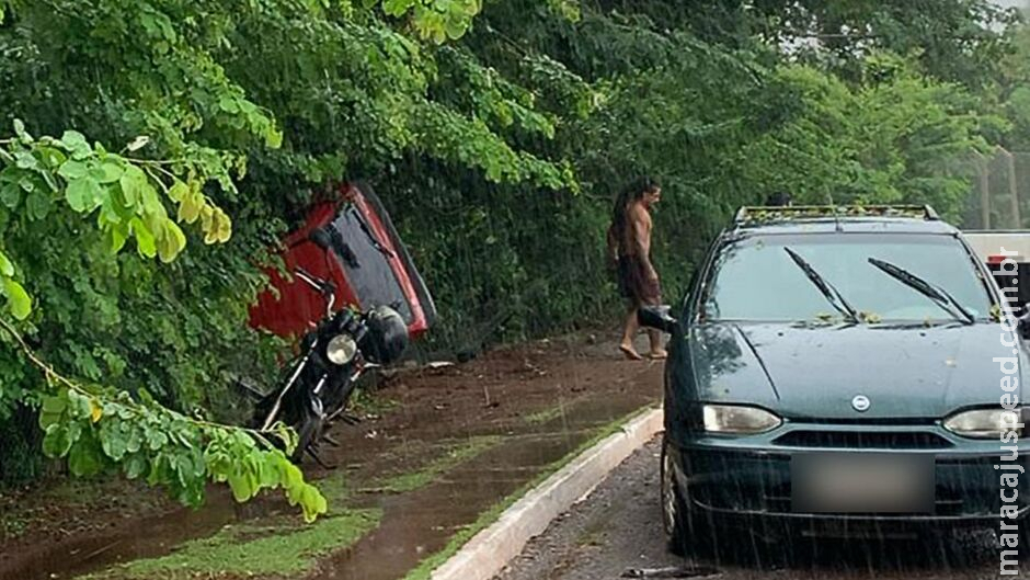 Motorista perde controle na curva e arrebenta cerca do Parque Ecológico Anhanduí