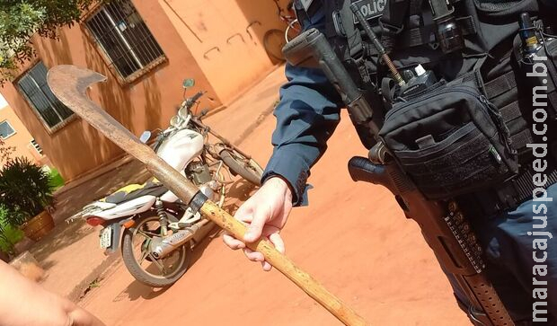 Mulher cobra leite para filhos e acaba agredida com foice pelo ex Mulher cobra leite para filhos e acaba agredida com foice pelo ex