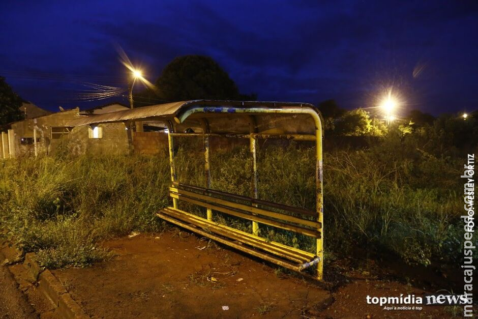 Mulher é assaltada em ponto de ônibus enquanto aguardava transporte para o trabalho