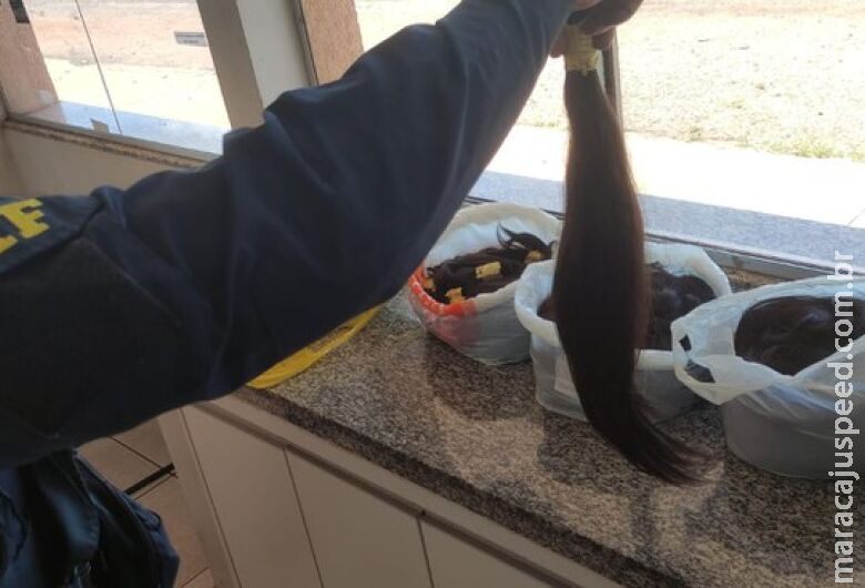 Mulher é flagrada com cabelo humano que comprou na fronteira para vender em outra cidade Mulher é flagrada com cabelo humano que comprou na fronteira para vender em outra cidade