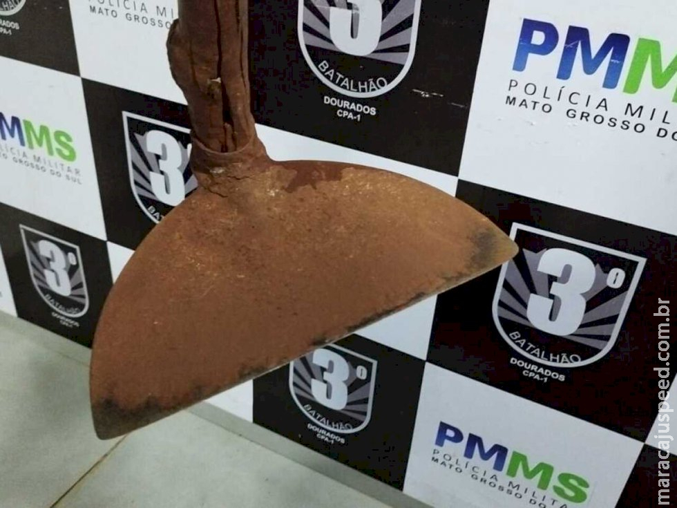 Mulher é levada para hospital após ser agredida com golpes de enxada em MS Mulher é levada para hospital após ser agredida com golpes de enxada em MS