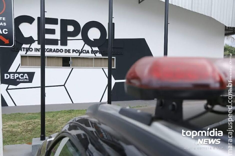 Mulher é presa com drogas, entrega comparsa e tenta tirar a própria vida na delegacia