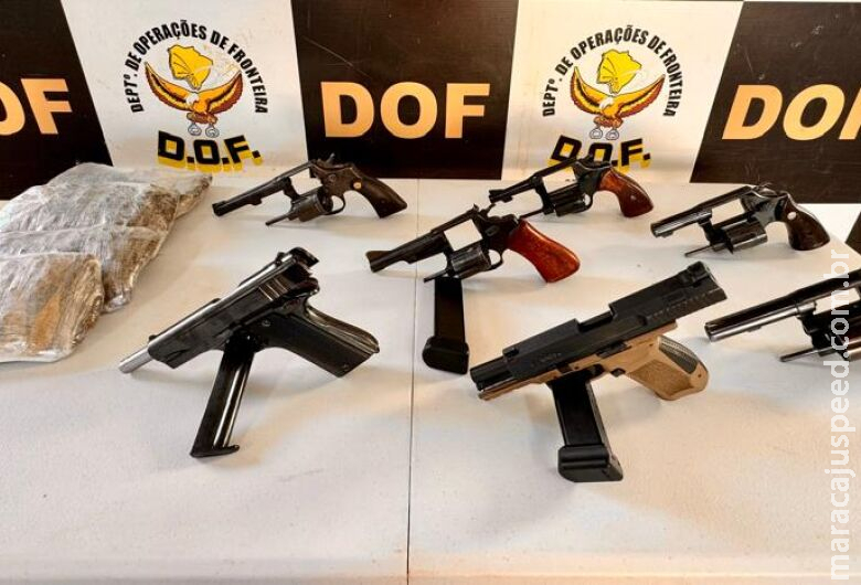 Mulher é presa com pistolas, revólveres e drogas presas ao corpo Mulher é presa com pistolas, revólveres e drogas presas ao corpo