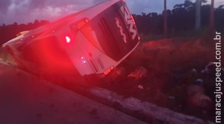Ônibus de turismo que seguia para Porto Seguro tomba e 8 morrem